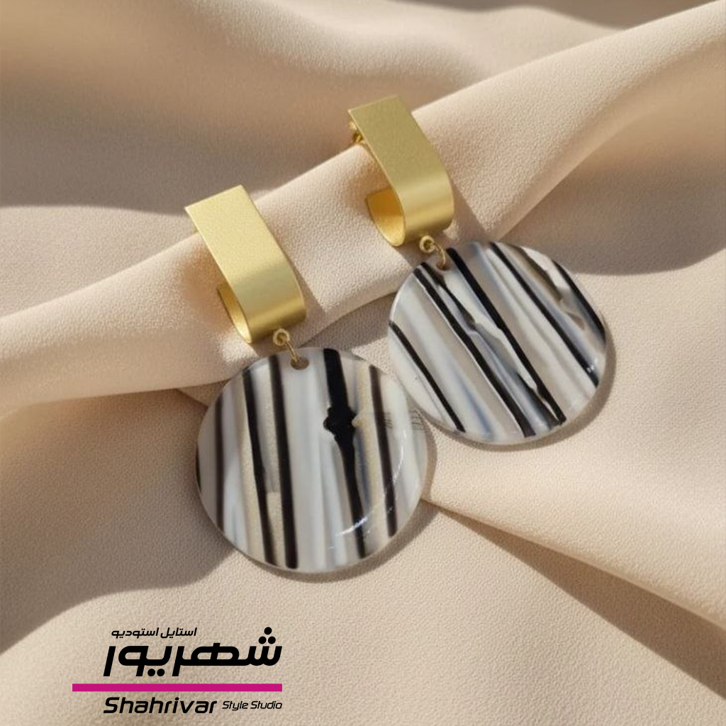 گوشواره میخی طلایی راه راه سفید مشکی زنانه