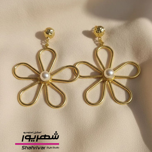 گوشواره میخی گل بزرگ طلایی و صدف زنانه