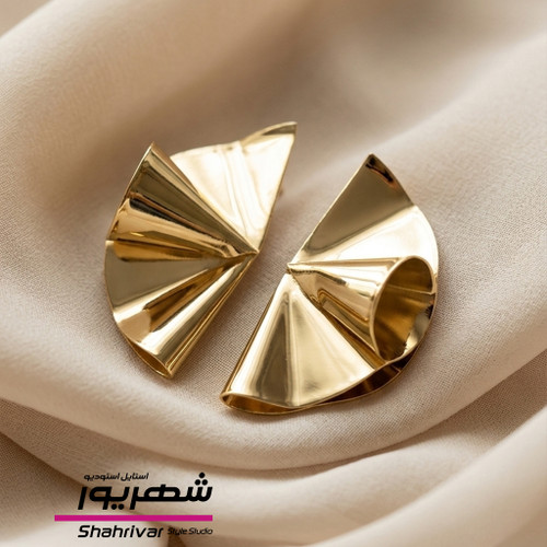 گوشواره میخی طلایی نیم دایره دفرمه مدرن