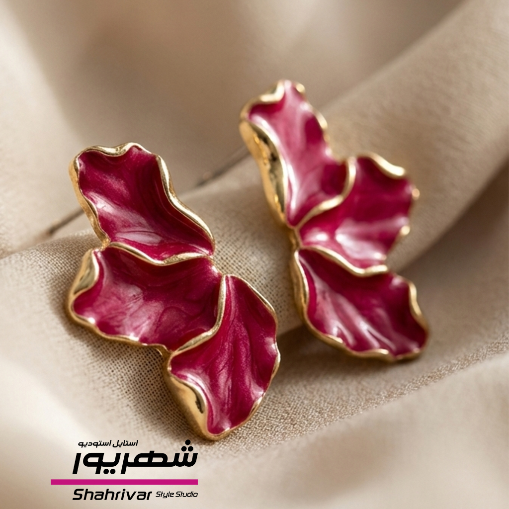 گوشواره میخی طلایی گل نیمه میناکاری سرخابی