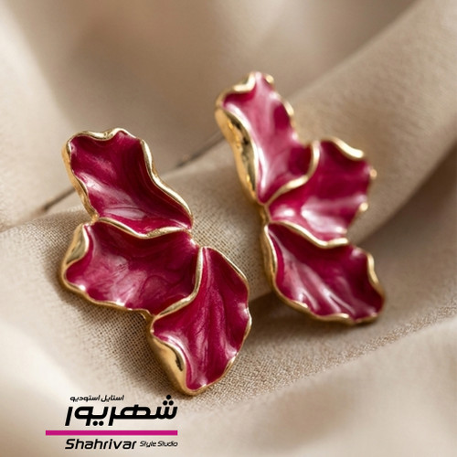 گوشواره میخی طلایی گل نیمه میناکاری سرخابی